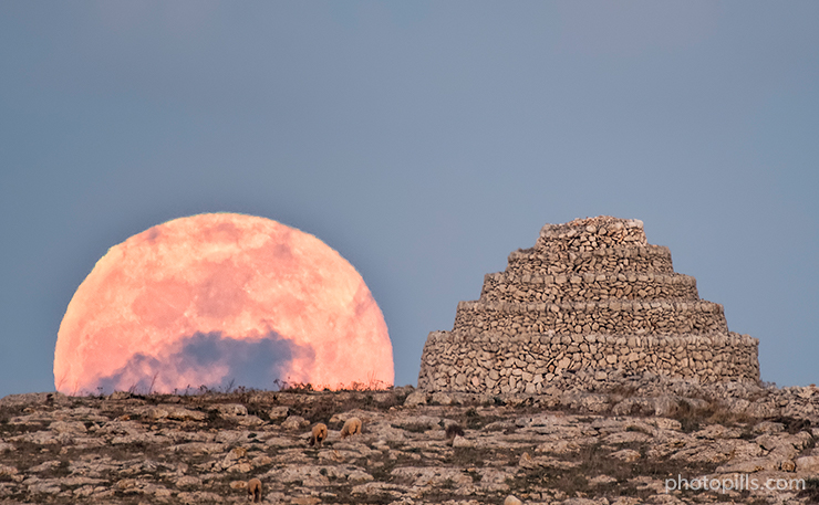 La belleza de la luna Moon-hut-side